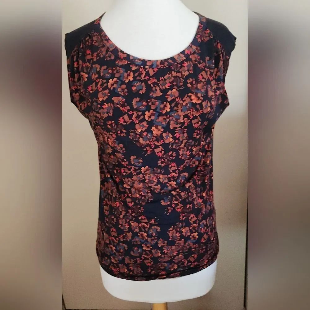 F57 The Limited Navy stretchy blouse w/red green & brown floral & button accents